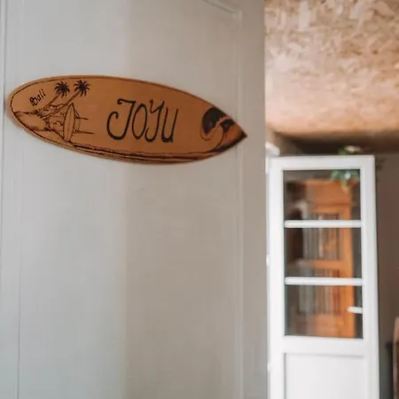 לינה וארוחת בוקר Joyu Surf Shack