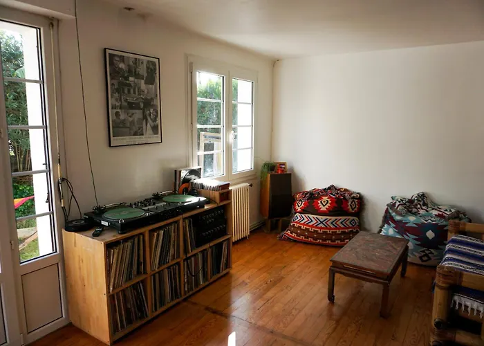 Joyu Surf Shack Bed & Breakfast *